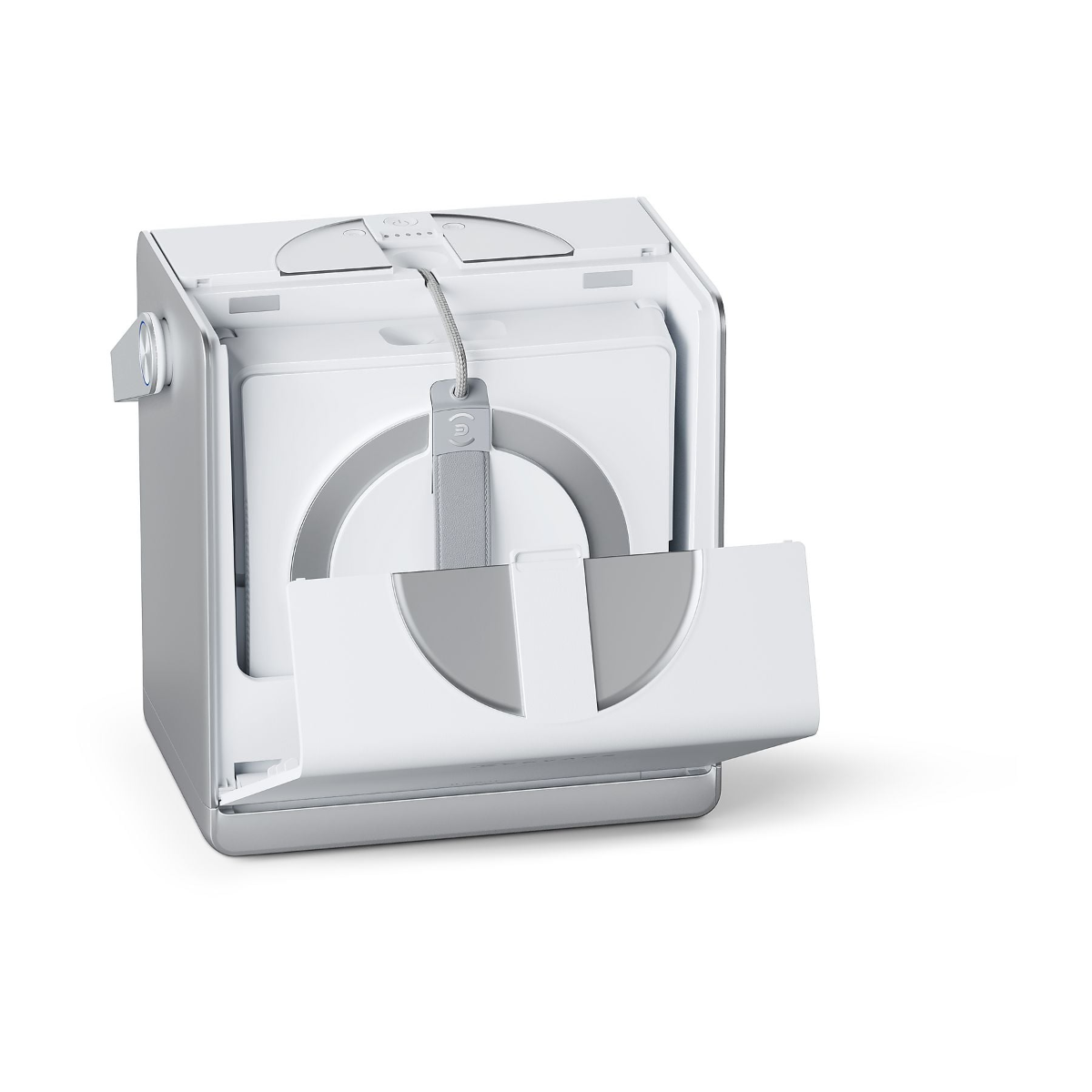 WINBOT W2 PRO OMNI limpiando un gran ventanal de un hogar moderno