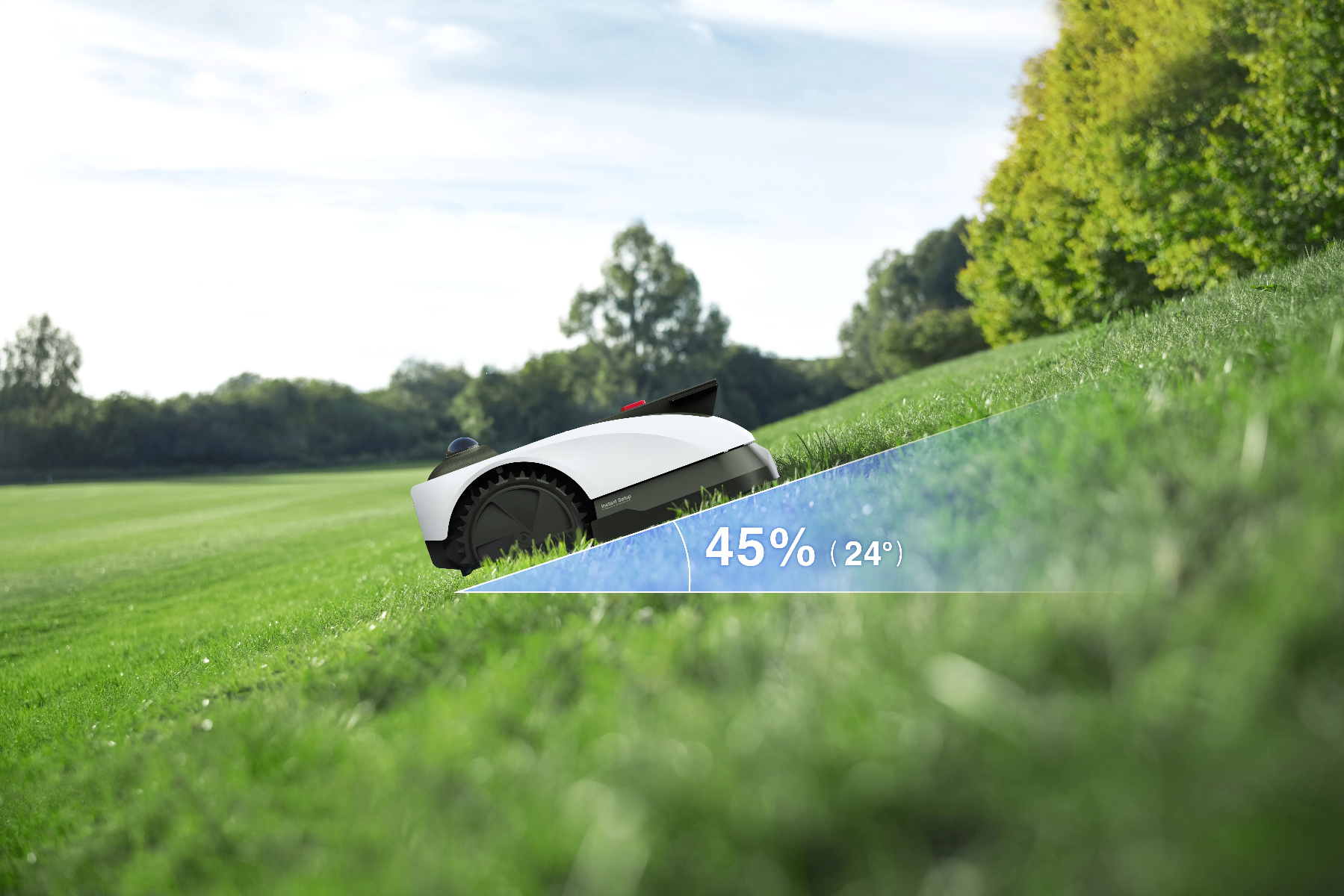 GOAT O1200 LiDAR PRO superando una cuesta con césped de hasta el 45% de inclinación gracias a su plataforma de 32V
