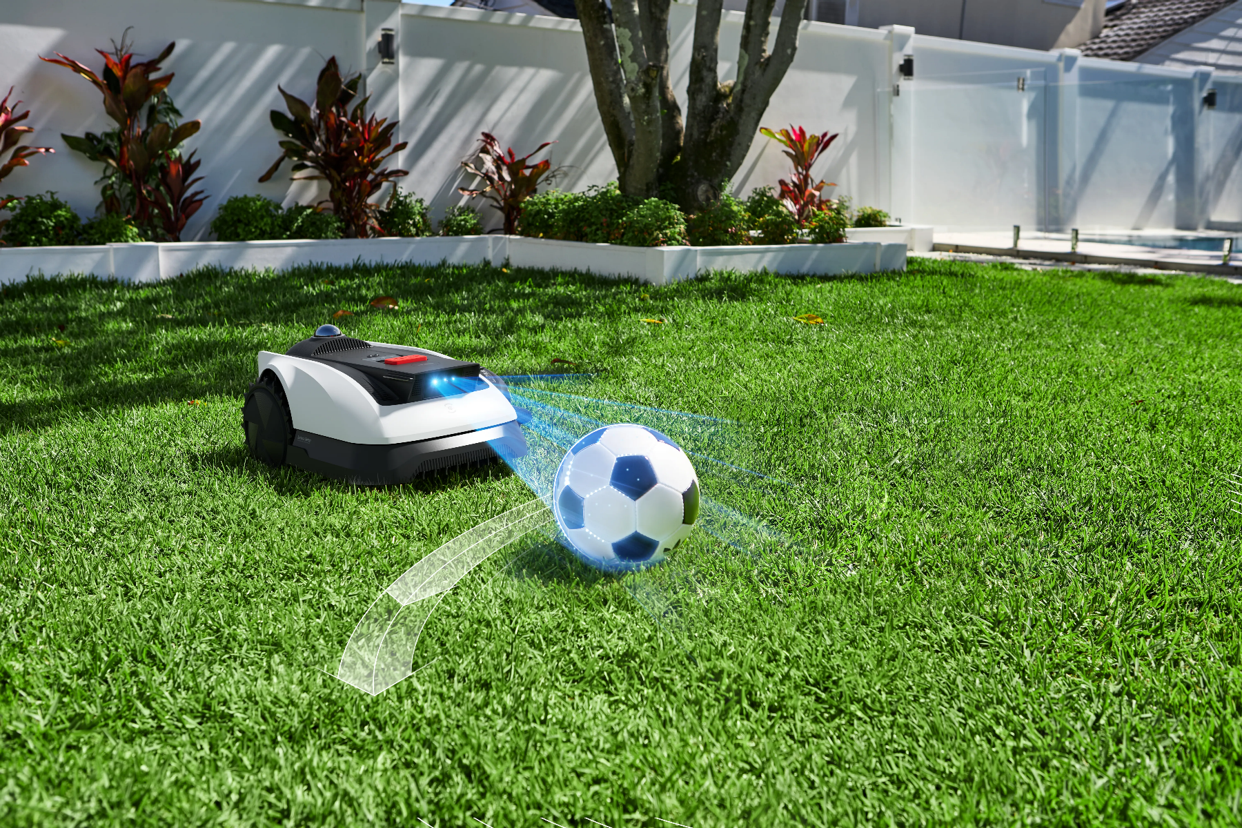 GOAT O1200 LiDAR PRO detectando con su LiDAR un balón de fútbol en el césped y rodeándolo a una distancia de seguridad de 5 cm