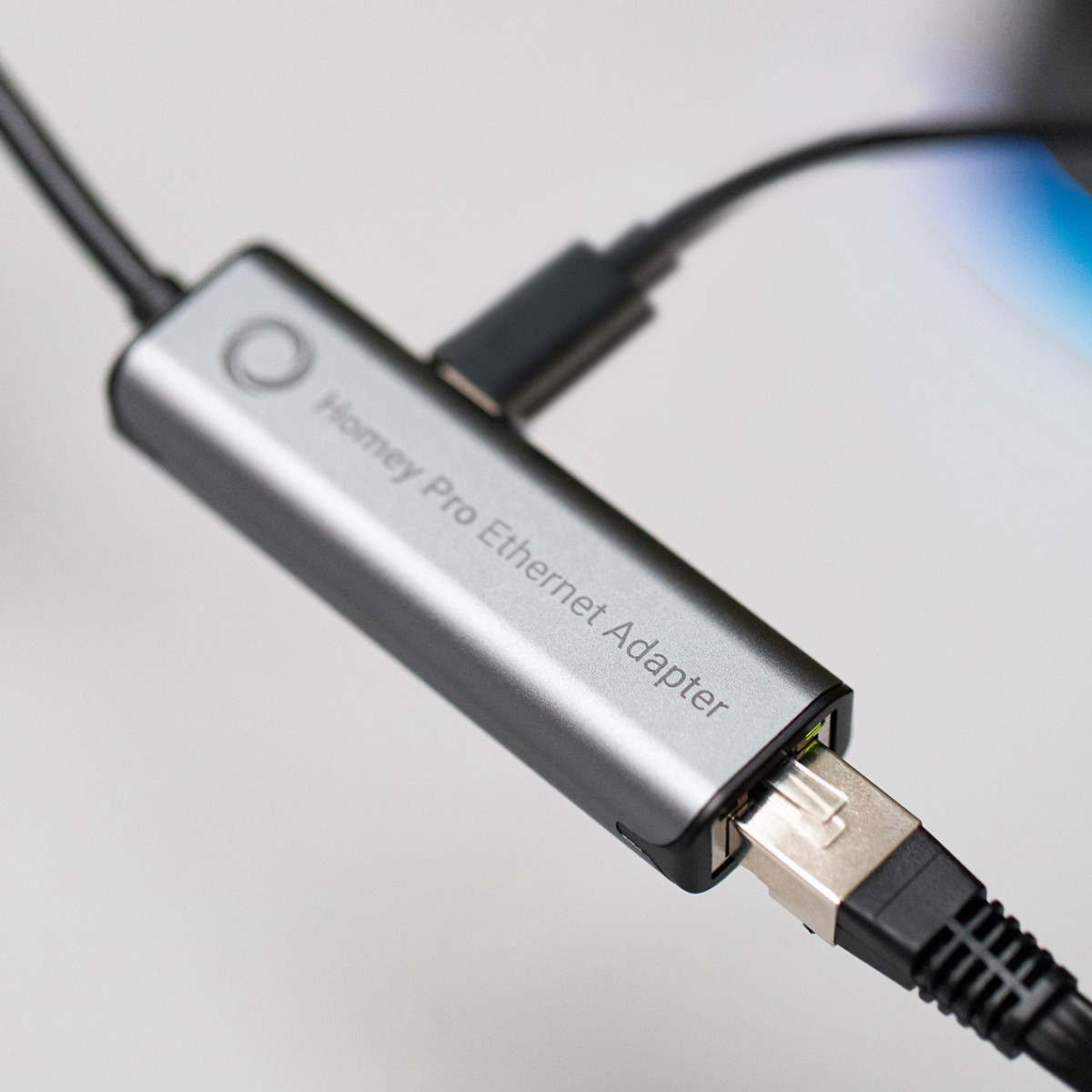 Homey Pro Ethernet Adapter conectado por USB-C y cable de red RJ45