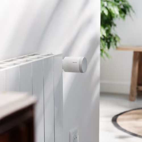 Detalle de la válvula inteligente Netatmo ORIGINAL para radiador en una estancia interior