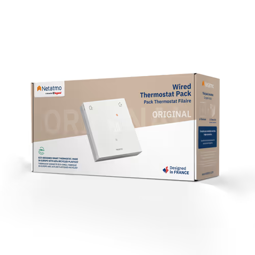 La imagen muestra un paquete del termostato cableado de la marca Netatmo. El diseño es moderno y minimalista, con un fondo en tonos claros y un dispositivo central que destaca por su color blanco. El termostato está diseñado para ser instalado en interiores, facilitando el control de la temperatura del hogar. La caja incluye información sobre el producto y su uso, resaltando su diseño original y su fabricación en Francia.