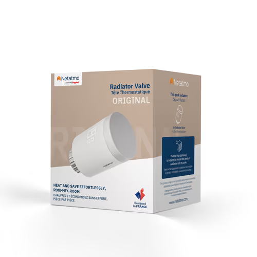 La imagen muestra un envase de la válvula de radiador de la marca Netatmo. El diseño es moderno y minimalista, con un fondo blanco y detalles en gris y azul. La caja presenta información sobre el producto, destacando su funcionalidad para calentar y ahorrar energía de manera eficiente en cada habitación. Se observa el logotipo de Netatmo en la parte superior, lo que refuerza la identidad de la marca.