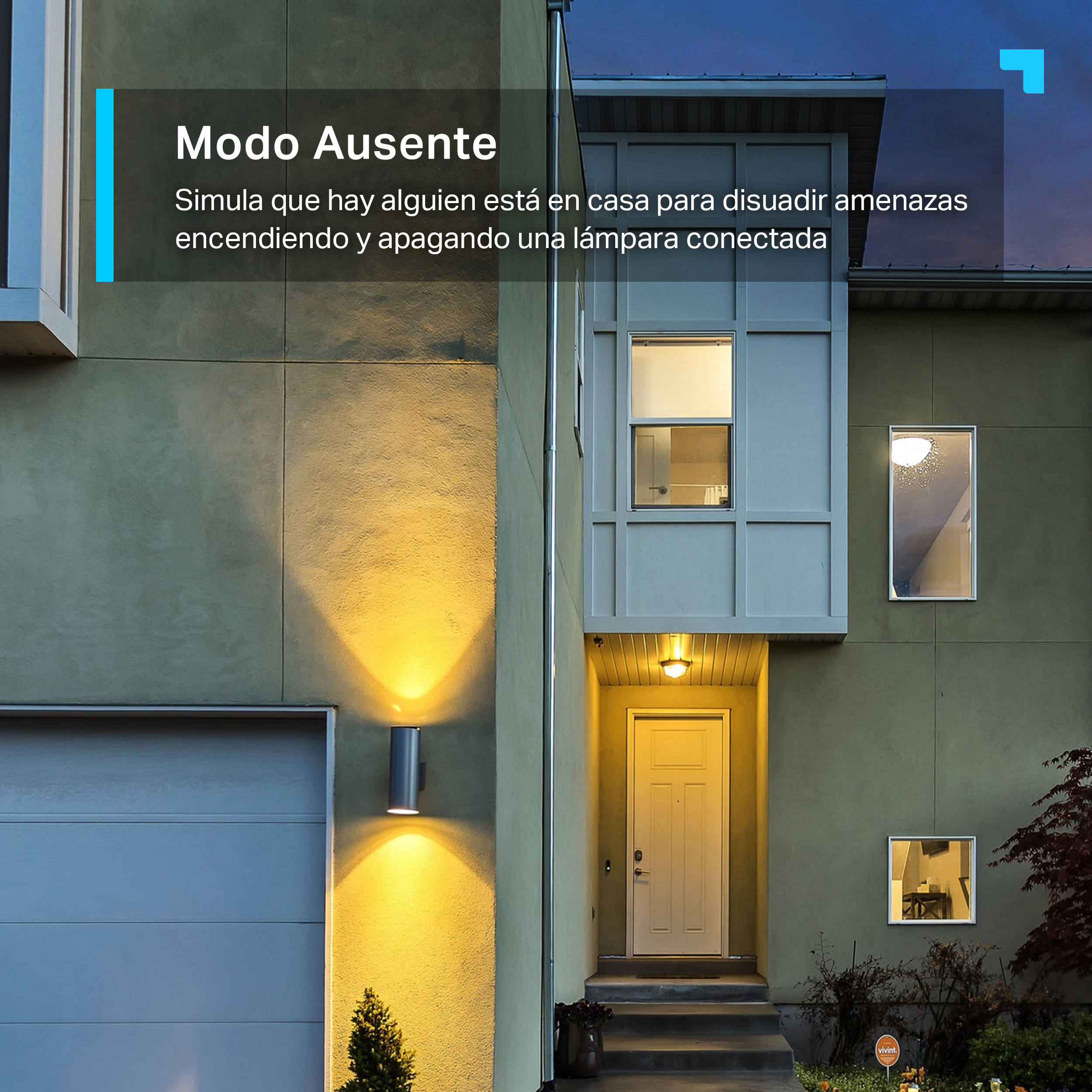 La imagen muestra una casa moderna con un enfoque en la iluminación exterior. Se destaca el 'Modo Ausente' del producto TP-Link Tapo, que simula la presencia de personas en el hogar al encender y apagar una lámpara conectada. La fachada de la casa es de color verde claro, con luces amarillas que iluminan la entrada y resaltan la arquitectura. La imagen está tomada en un ángulo que muestra la puerta principal y las ventanas, creando un ambiente acogedor y seguro.