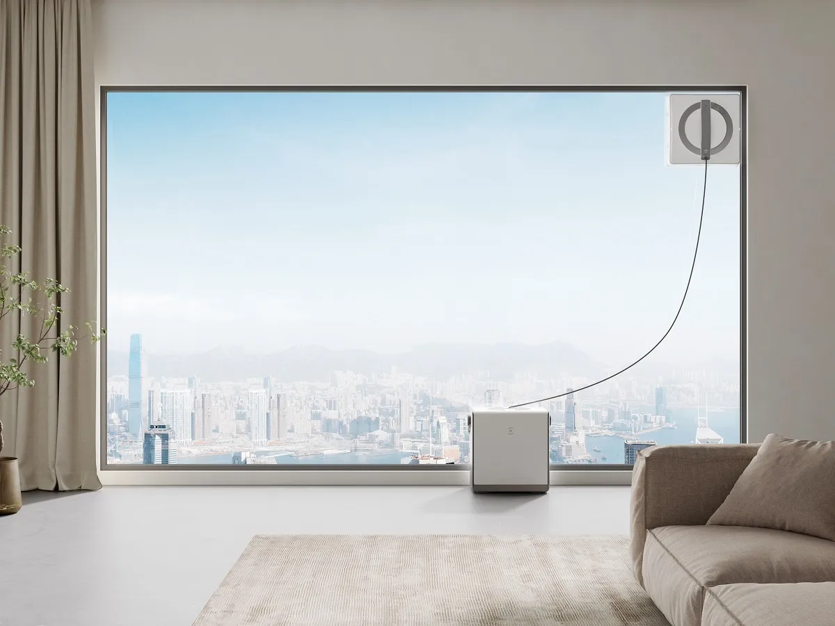 La imagen muestra un limpiador de ventanas robótico ECOVACS WINBOT W2 PRO en un entorno moderno y minimalista. Se puede ver el dispositivo en funcionamiento, limpiando una gran ventana con vista a una ciudad. El diseño elegante y la tecnología avanzada del producto resaltan su funcionalidad en un hogar inteligente.